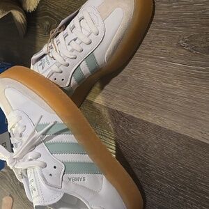 NWT-Adidas Womens Sambae White with Light Green Stripes Size 8 JP5609 W/ Box